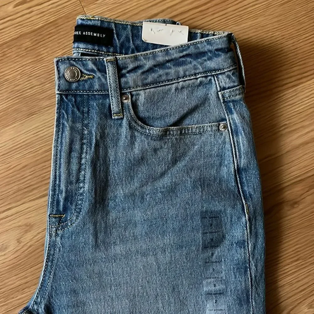 FREE ASSEMBLY NWT SIZE 2 THE SUPER HIGH RISE STRAIGHT JEANS MEDIUM WASH - Picture 2 of 7